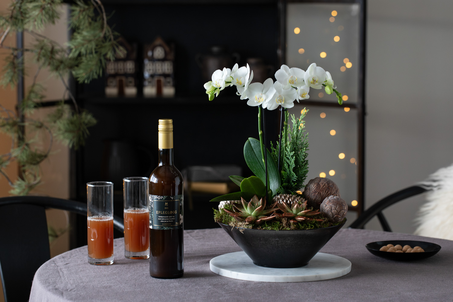 Interiør- og blomsterbilde med klikkbare elementer